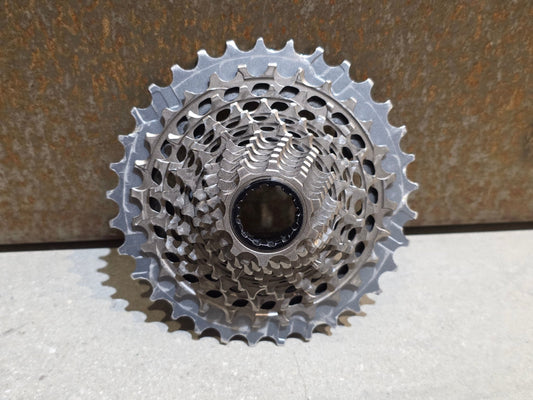 Kassette & Zahnkränze von Sram, SRAM RED XG 1290 KASSETTE 10 - 33 ZAHNKRANZ vor USEDBIKES - OB.DE Hintergrund