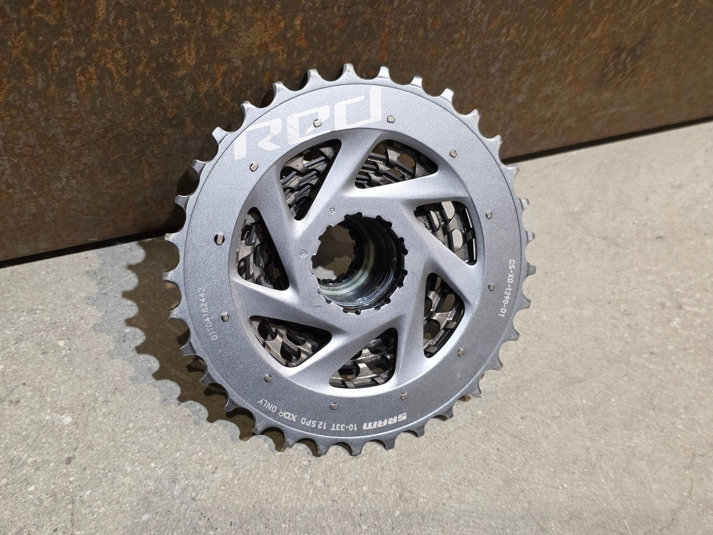 Kassette & Zahnkränze von Sram, SRAM RED XG 1290 KASSETTE 10 - 33 ZAHNKRANZ vor USEDBIKES - OB.DE Hintergrund