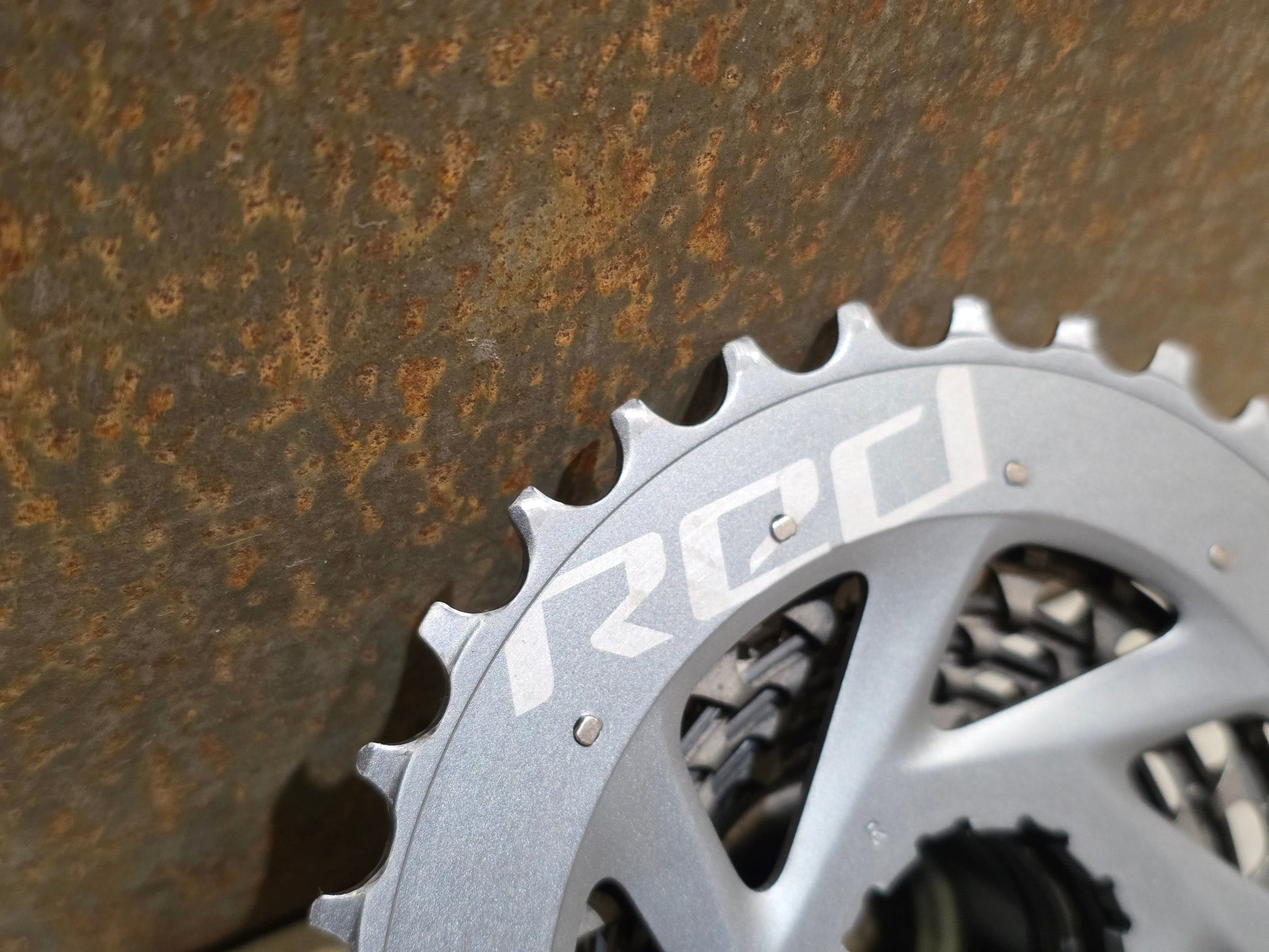 Kassette & Zahnkränze von Sram, SRAM RED XG 1290 KASSETTE 10 - 33 ZAHNKRANZ vor USEDBIKES - OB.DE Hintergrund
