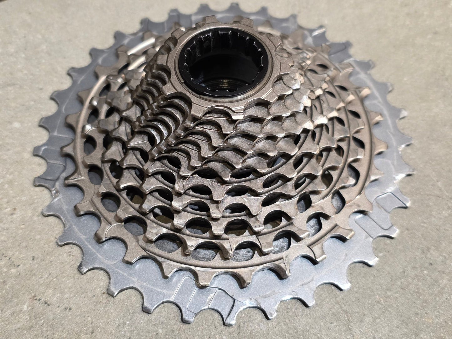 Kassette & Zahnkränze von Sram, SRAM RED XG 1290 KASSETTE 10 - 33 ZAHNKRANZ vor USEDBIKES - OB.DE Hintergrund