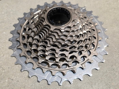 Kassette & Zahnkränze von Sram, SRAM RED XG 1290 KASSETTE 10 - 33 ZAHNKRANZ vor USEDBIKES - OB.DE Hintergrund