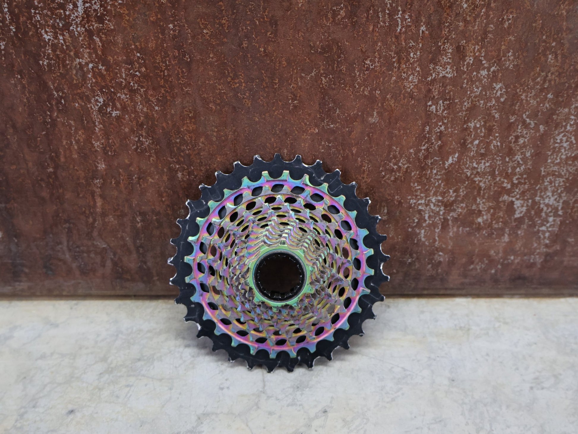 Kassette & Zahnkränze von Sram, SRAM RED XG 1290 KASSETTE D1 10 - 33 ZAHNKRANZ / RAINBOW vor USEDBIKES - OB.DE Hintergrund