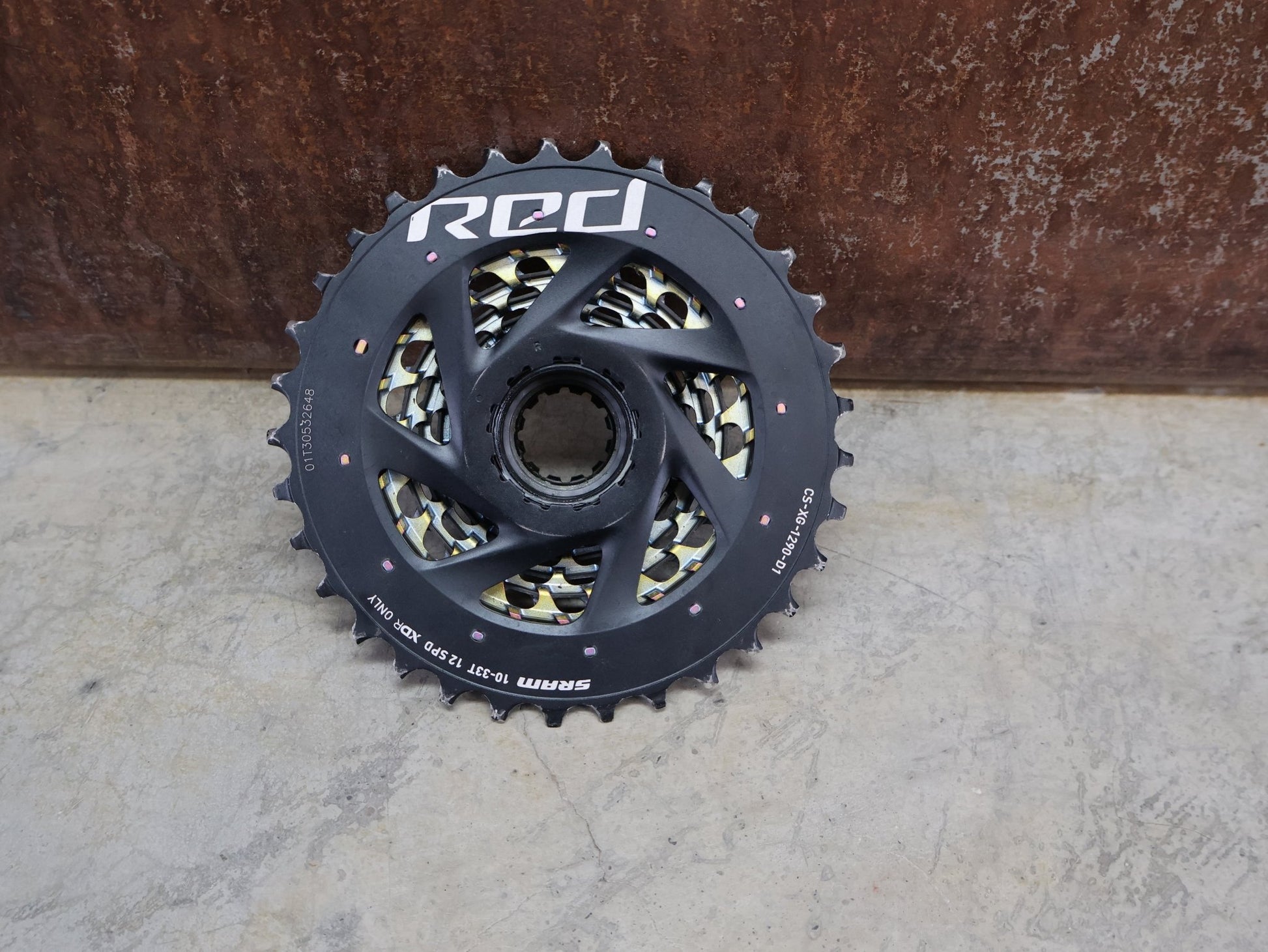 Kassette & Zahnkränze von Sram, SRAM RED XG 1290 KASSETTE D1 10 - 33 ZAHNKRANZ / RAINBOW vor USEDBIKES - OB.DE Hintergrund