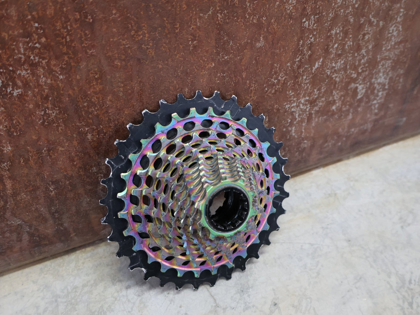 Kassette & Zahnkränze von Sram, SRAM RED XG 1290 KASSETTE D1 10 - 33 ZAHNKRANZ / RAINBOW vor USEDBIKES - OB.DE Hintergrund