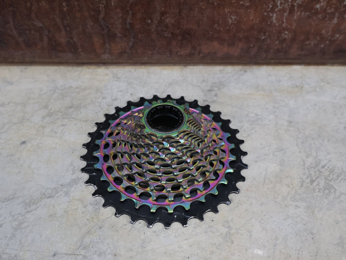 Kassette & Zahnkränze von Sram, SRAM RED XG 1290 KASSETTE D1 10 - 33 ZAHNKRANZ / RAINBOW vor USEDBIKES - OB.DE Hintergrund