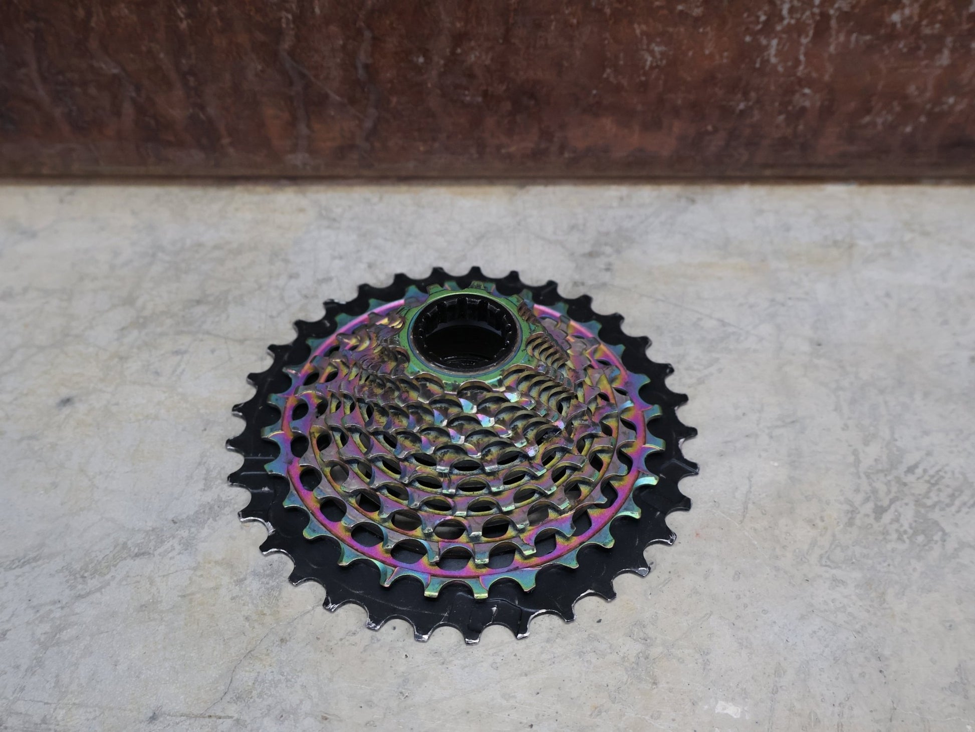 Kassette & Zahnkränze von Sram, SRAM RED XG 1290 KASSETTE D1 10 - 33 ZAHNKRANZ / RAINBOW vor USEDBIKES - OB.DE Hintergrund