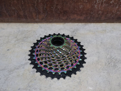 Kassette & Zahnkränze von Sram, SRAM RED XG 1290 KASSETTE D1 10 - 33 ZAHNKRANZ / RAINBOW vor USEDBIKES - OB.DE Hintergrund