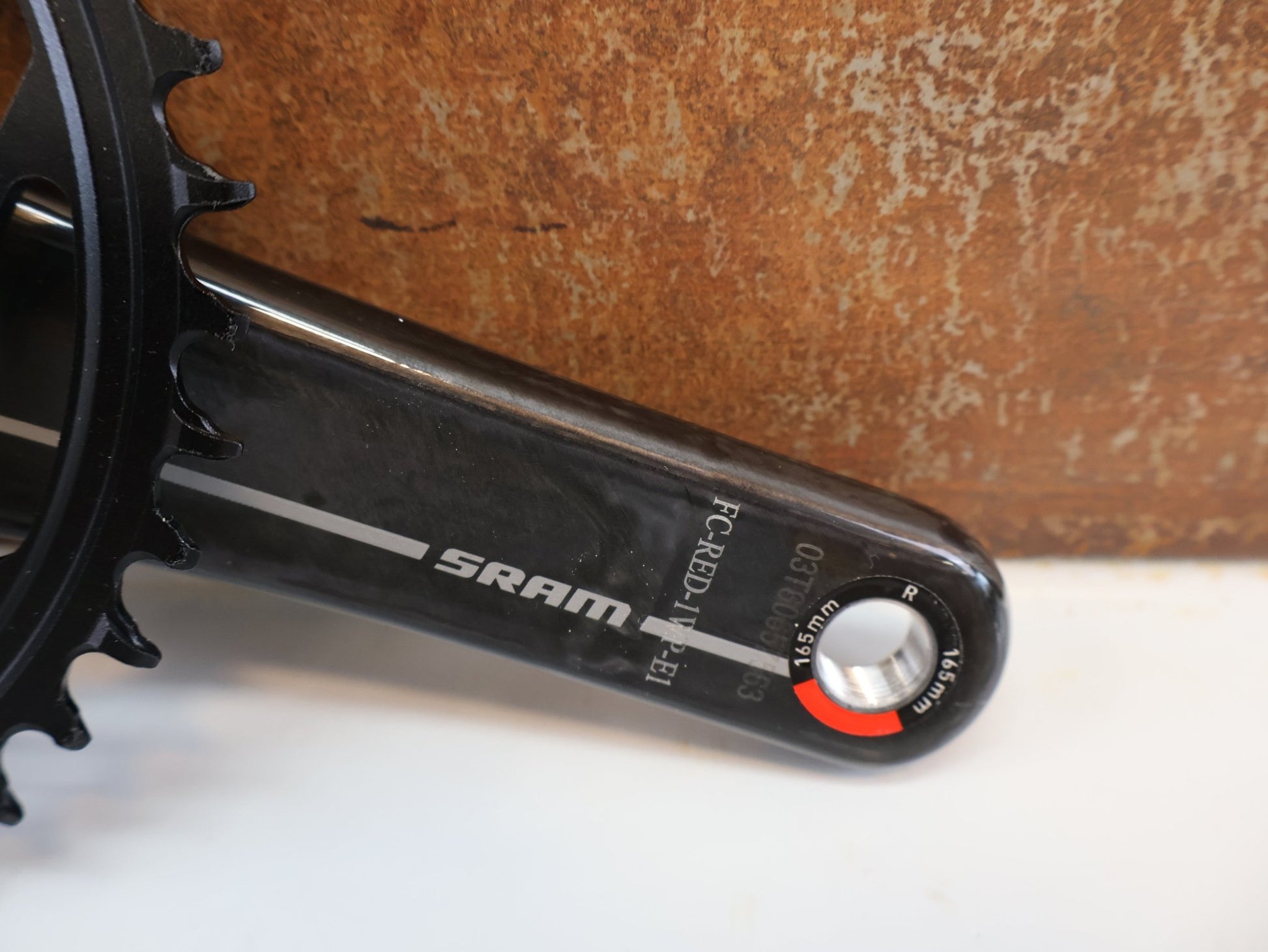 Kurbel von Sram, SRAM RED XPLR AXS POWERMETER KURBEL / 165 MM / 42T / DUB WIDE vor USEDBIKES - OB.DE Hintergrund