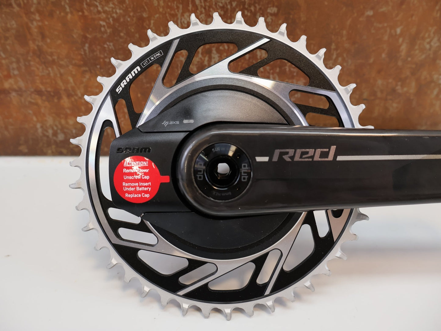 Kurbel von Sram, SRAM RED XPLR AXS POWERMETER KURBEL / 165 MM / 42T / DUB WIDE vor USEDBIKES - OB.DE Hintergrund
