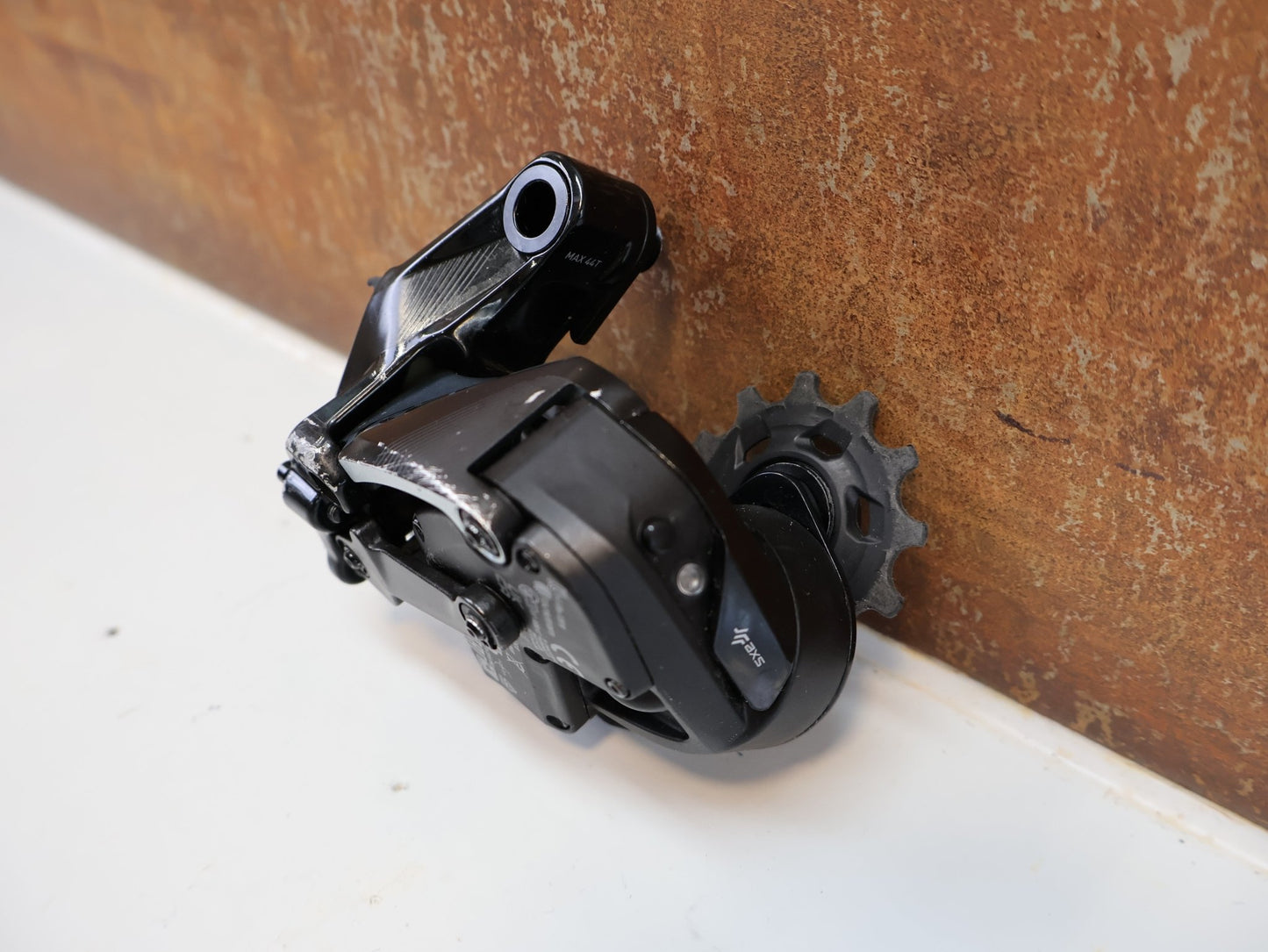 Schaltungsteile von Sram, SRAM RED XPLR ETAP AXS SCHALTWERK / 12 - FACH / 10 - 44T / KERAMIKLAGER vor USEDBIKES - OB.DE Hintergrund