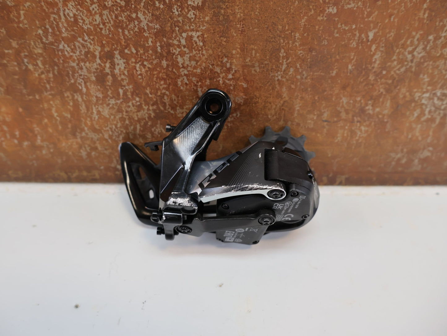 Schaltungsteile von Sram, SRAM RED XPLR ETAP AXS SCHALTWERK / 12 - FACH / 10 - 44T / KERAMIKLAGER vor USEDBIKES - OB.DE Hintergrund