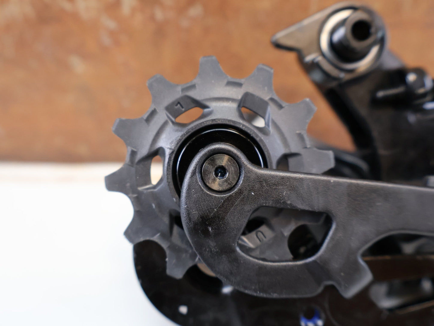 Schaltungsteile von Sram, SRAM RED XPLR ETAP AXS SCHALTWERK / 12-FACH / 10-44T / KERAMIKLAGER vor USEDBIKES-OB.DE Hintergrund