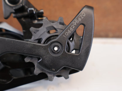 Schaltungsteile von Sram, SRAM RED XPLR ETAP AXS SCHALTWERK 12-FACH MAX 44Z GRAVEL CARBON vor USEDBIKES-OB.DE Hintergrund