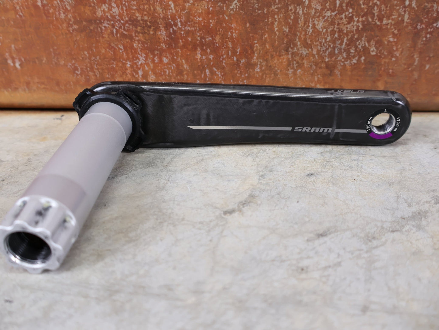 Kurbel von Sram, SRAM RED XPLR KURBEL / CARBON – DUB – WIDE – E1 – SCHWARZ – 170 MM vor USEDBIKES - OB.DE Hintergrund