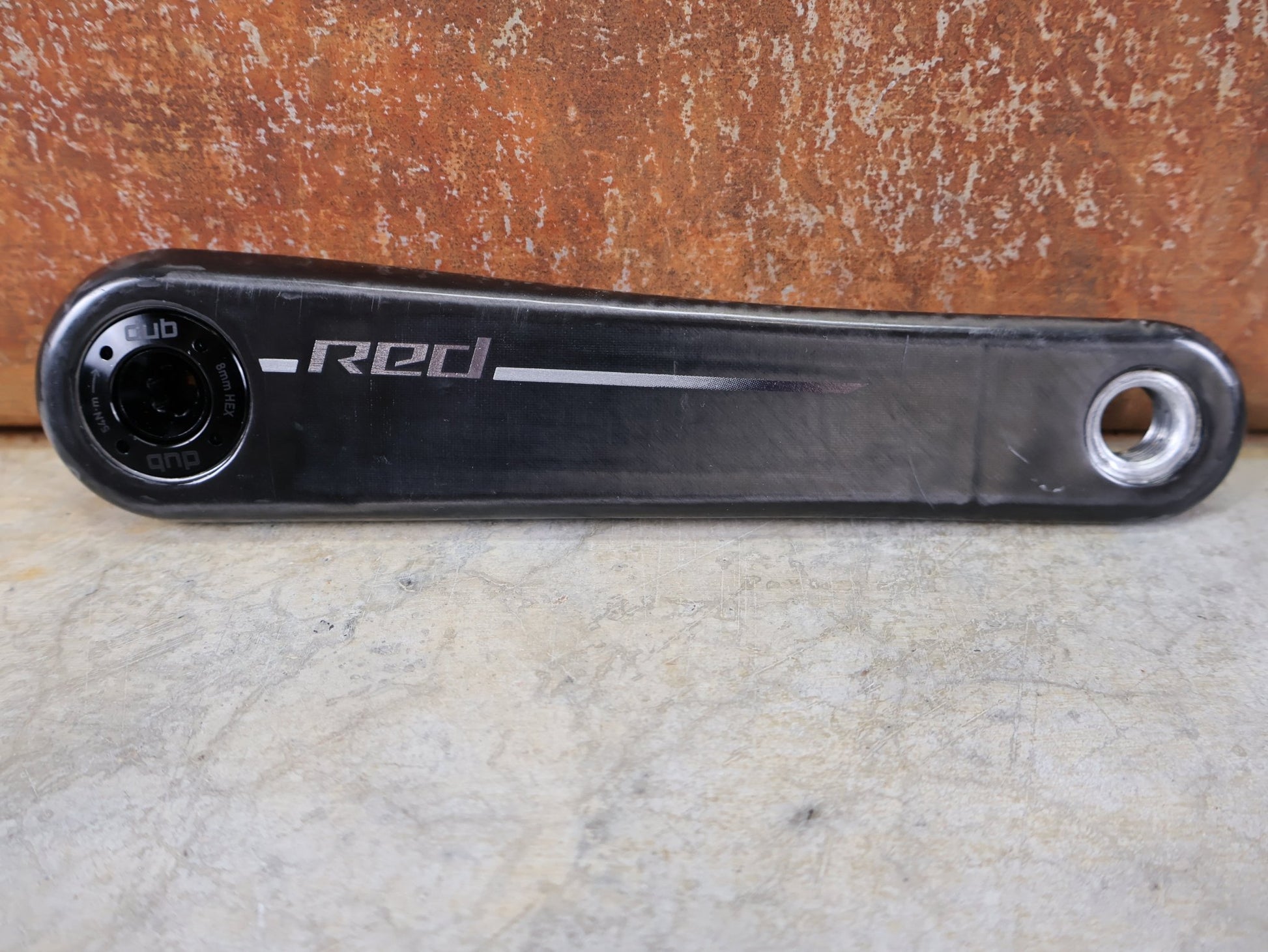 Kurbel von Sram, SRAM RED XPLR KURBEL / CARBON – DUB – WIDE – E1 – SCHWARZ – 170 MM vor USEDBIKES - OB.DE Hintergrund