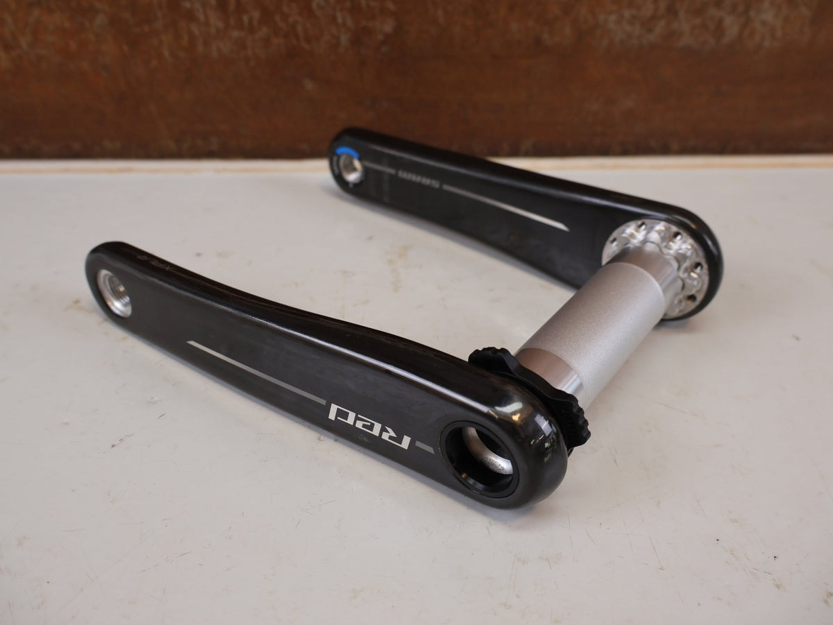 Kurbel von Sram, SRAM RED XPLR Wide Carbon Kurbelarme E1 160 mm 8-Bolt vor USEDBIKES-OB.DE Hintergrund