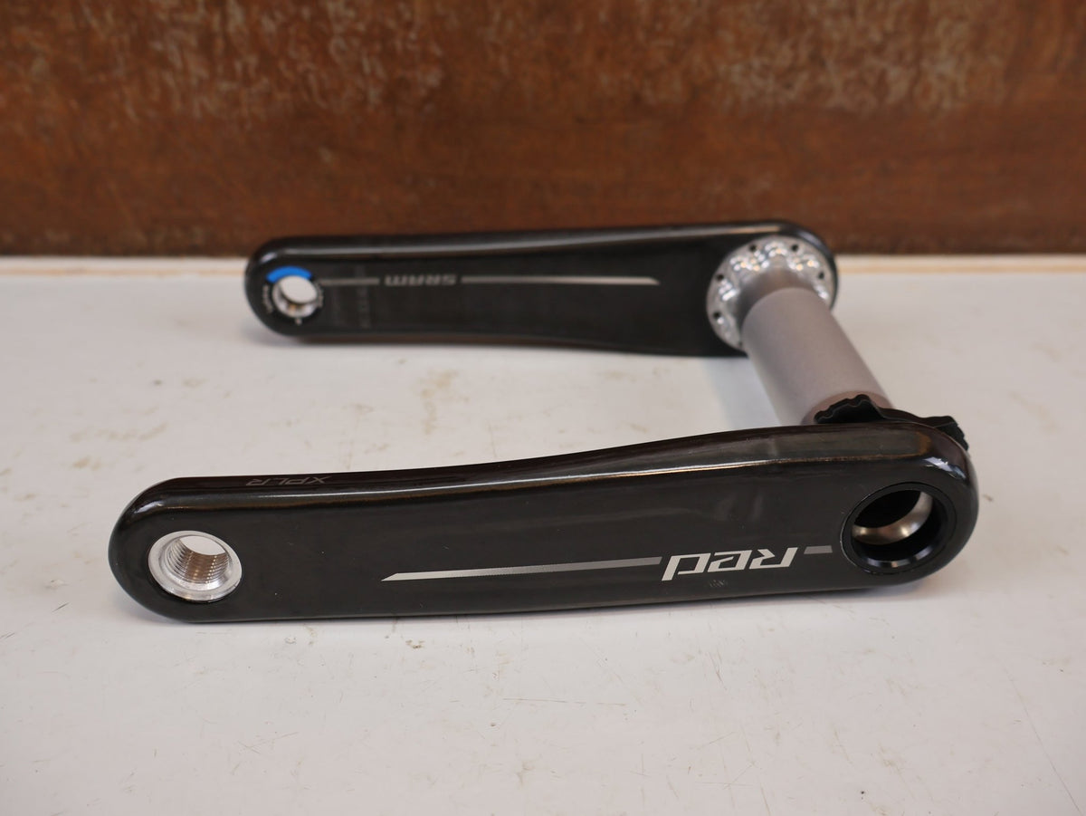 Kurbel von Sram, SRAM RED XPLR Wide Carbon Kurbelarme E1 160 mm 8-Bolt vor USEDBIKES-OB.DE Hintergrund