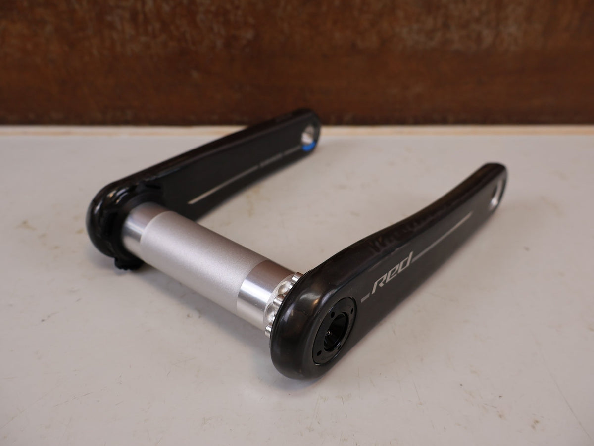 Kurbel von Sram, SRAM RED XPLR Wide Carbon Kurbelarme E1 160 mm 8-Bolt vor USEDBIKES-OB.DE Hintergrund