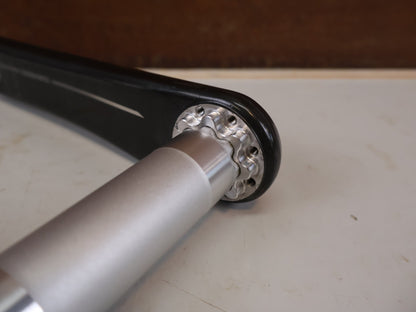 Kurbel von Sram, SRAM RED XPLR Wide Carbon Kurbelarme E1 160 mm 8-Bolt vor USEDBIKES-OB.DE Hintergrund