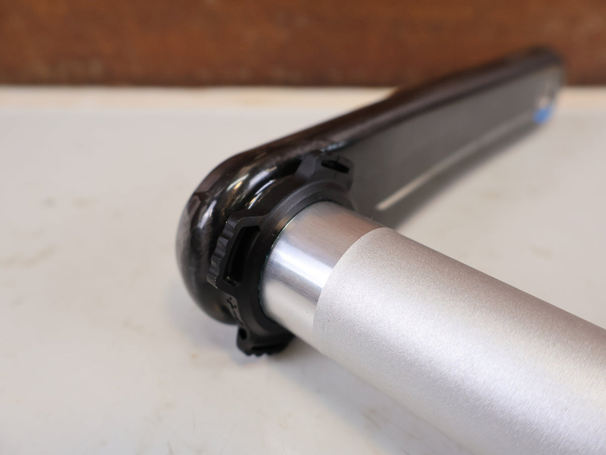Kurbel von Sram, SRAM RED XPLR Wide Carbon Kurbelarme E1 160 mm 8-Bolt vor USEDBIKES-OB.DE Hintergrund