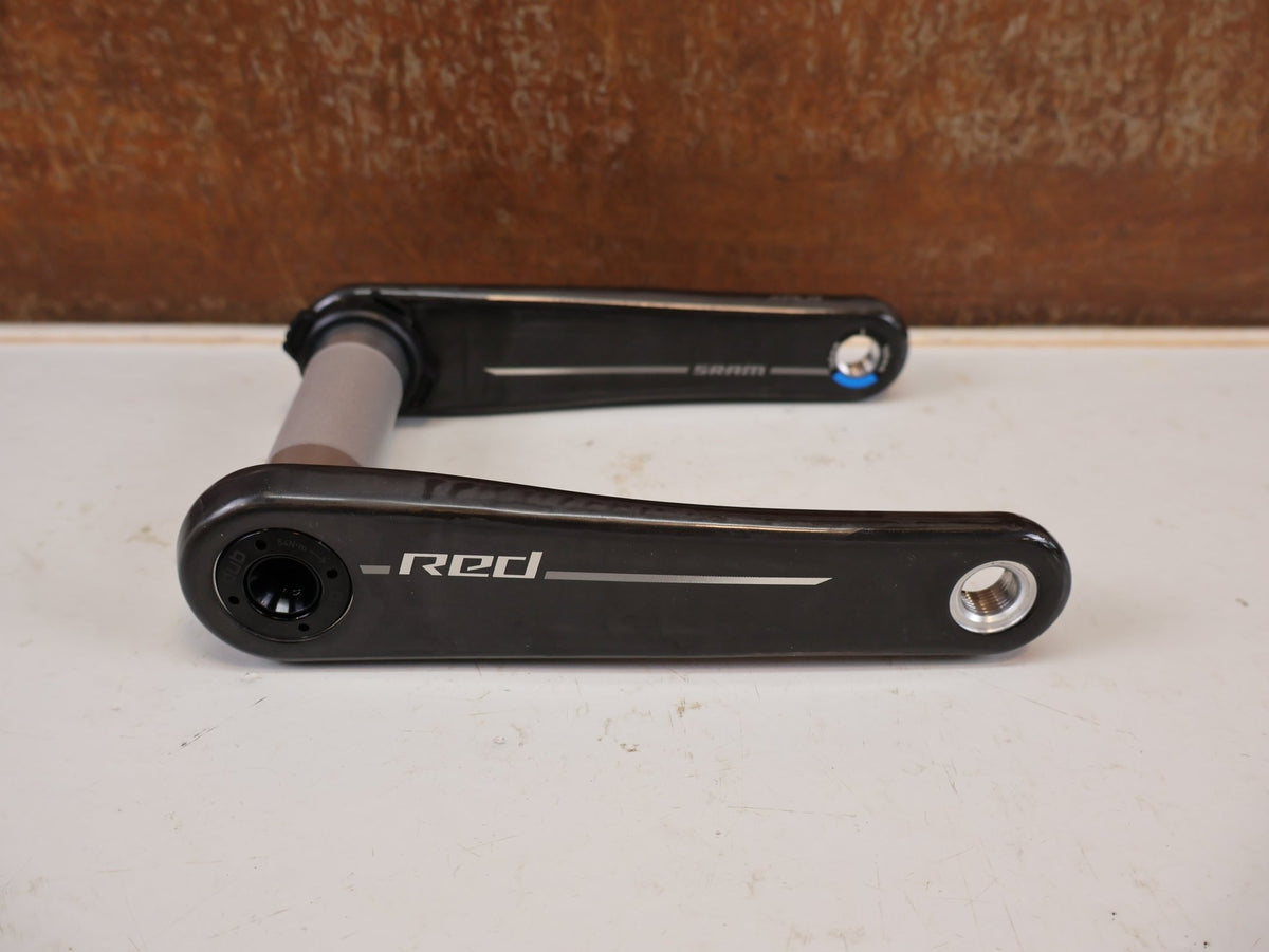 Kurbel von Sram, SRAM RED XPLR Wide Carbon Kurbelarme E1 160 mm 8-Bolt vor USEDBIKES-OB.DE Hintergrund