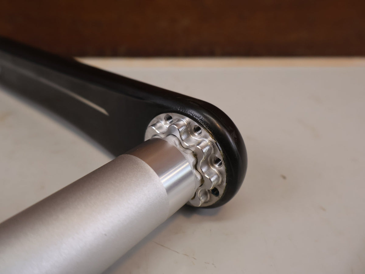 Kurbel von Sram, SRAM RED XPLR Wide Carbon Kurbelarme E1 170 mm 8-Bolt vor USEDBIKES-OB.DE Hintergrund