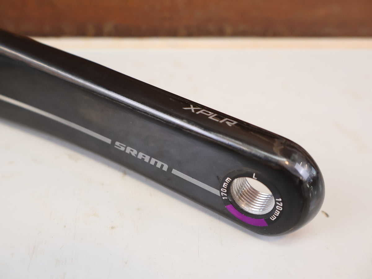 Kurbel von Sram, SRAM RED XPLR Wide Carbon Kurbelarme E1 170 mm 8-Bolt vor USEDBIKES-OB.DE Hintergrund