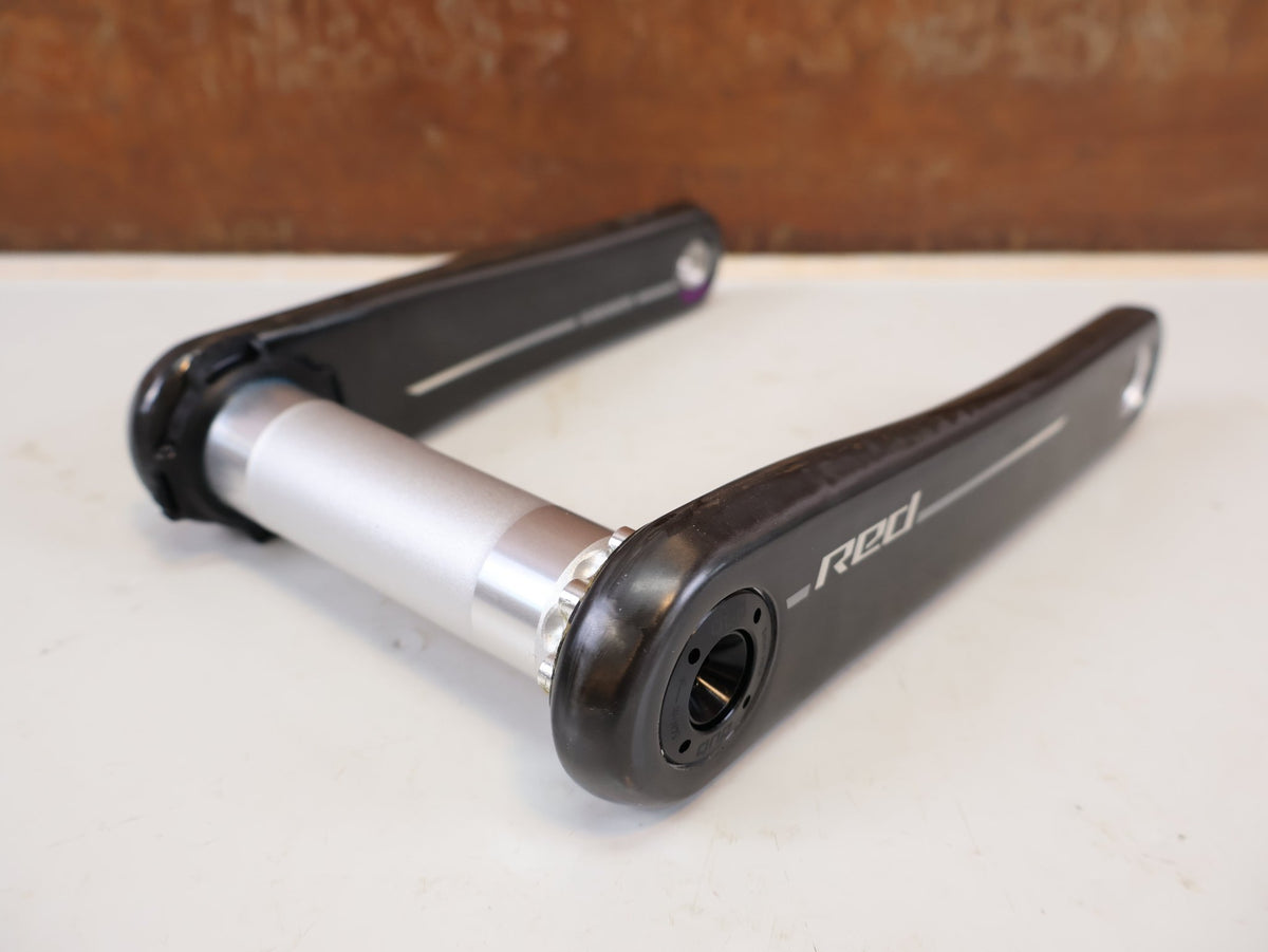 Kurbel von Sram, SRAM RED XPLR Wide Carbon Kurbelarme E1 170 mm 8-Bolt vor USEDBIKES-OB.DE Hintergrund