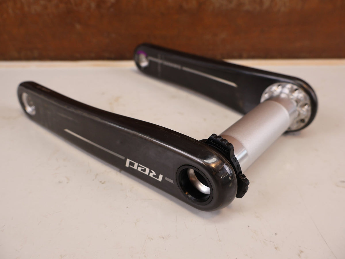 Kurbel von Sram, SRAM RED XPLR Wide Carbon Kurbelarme E1 170 mm 8-Bolt vor USEDBIKES-OB.DE Hintergrund