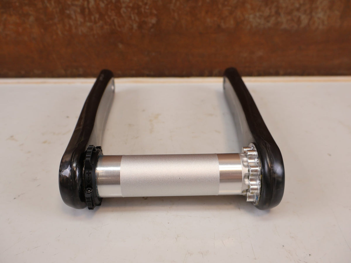 Kurbel von Sram, SRAM RED XPLR Wide Carbon Kurbelarme E1 170 mm 8-Bolt vor USEDBIKES-OB.DE Hintergrund