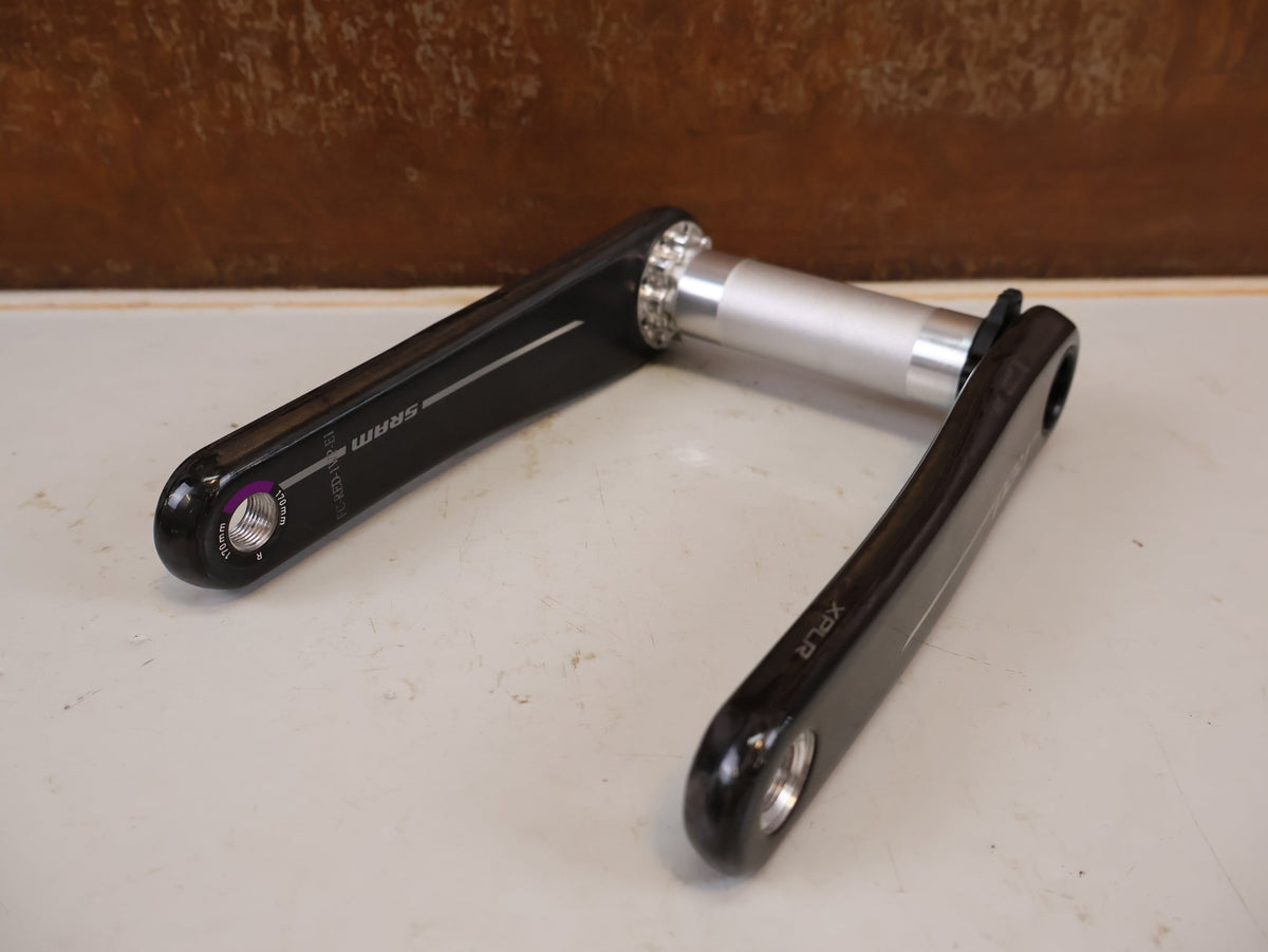 Kurbel von Sram, SRAM RED XPLR Wide Carbon Kurbelarme E1 170 mm 8-Bolt vor USEDBIKES-OB.DE Hintergrund