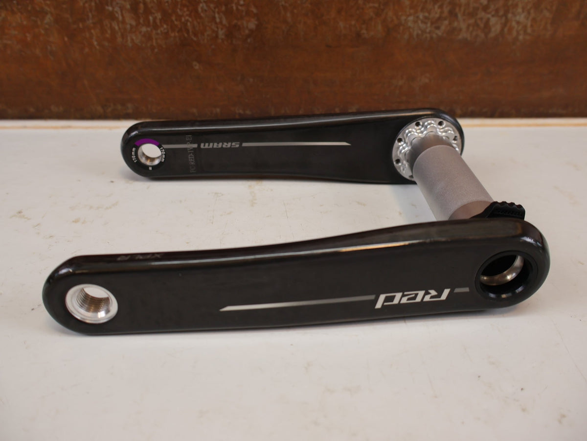 Kurbel von Sram, SRAM RED XPLR Wide Carbon Kurbelarme E1 170 mm 8-Bolt vor USEDBIKES-OB.DE Hintergrund