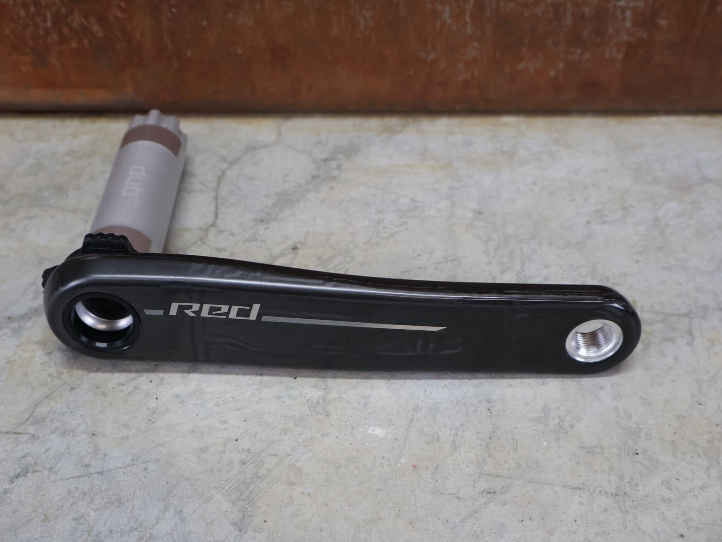 Powermeter von Sram, SRAM RED XPLR WIDE QUARQ POWERMETER KURBEL E1 / 42 ZÄHNE / 172.5MM vor USEDBIKES - OB.DE Hintergrund