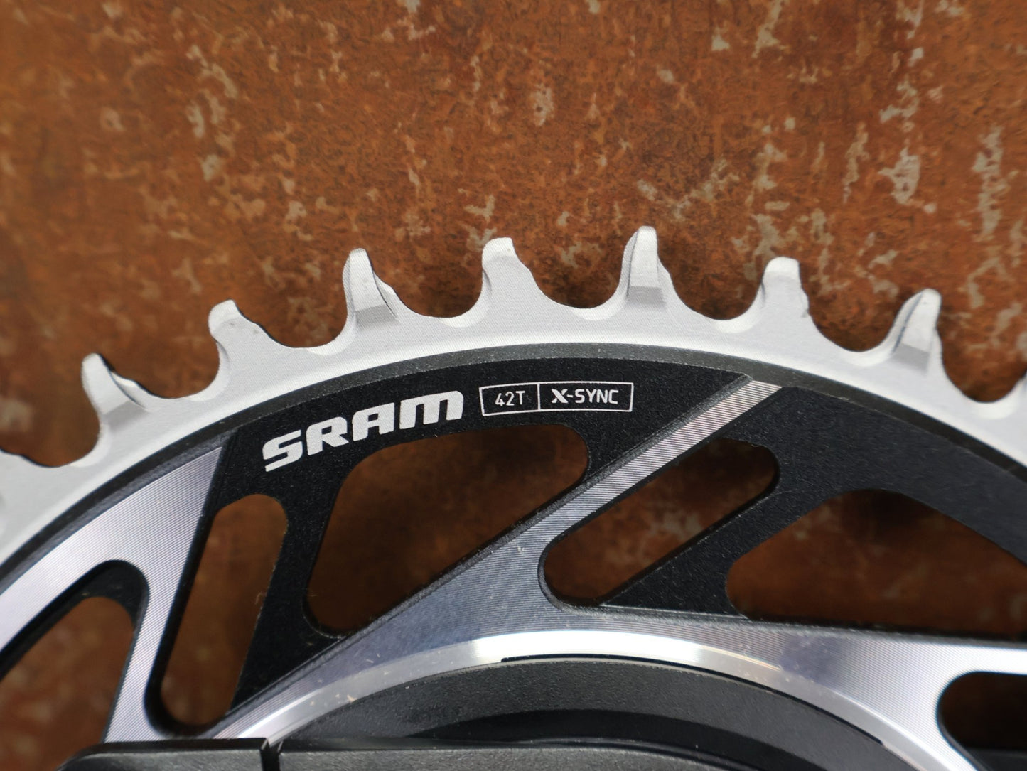 Powermeter von Sram, SRAM RED XPLR WIDE QUARQ POWERMETER KURBEL E1 / 42 ZÄHNE / 172.5MM vor USEDBIKES - OB.DE Hintergrund