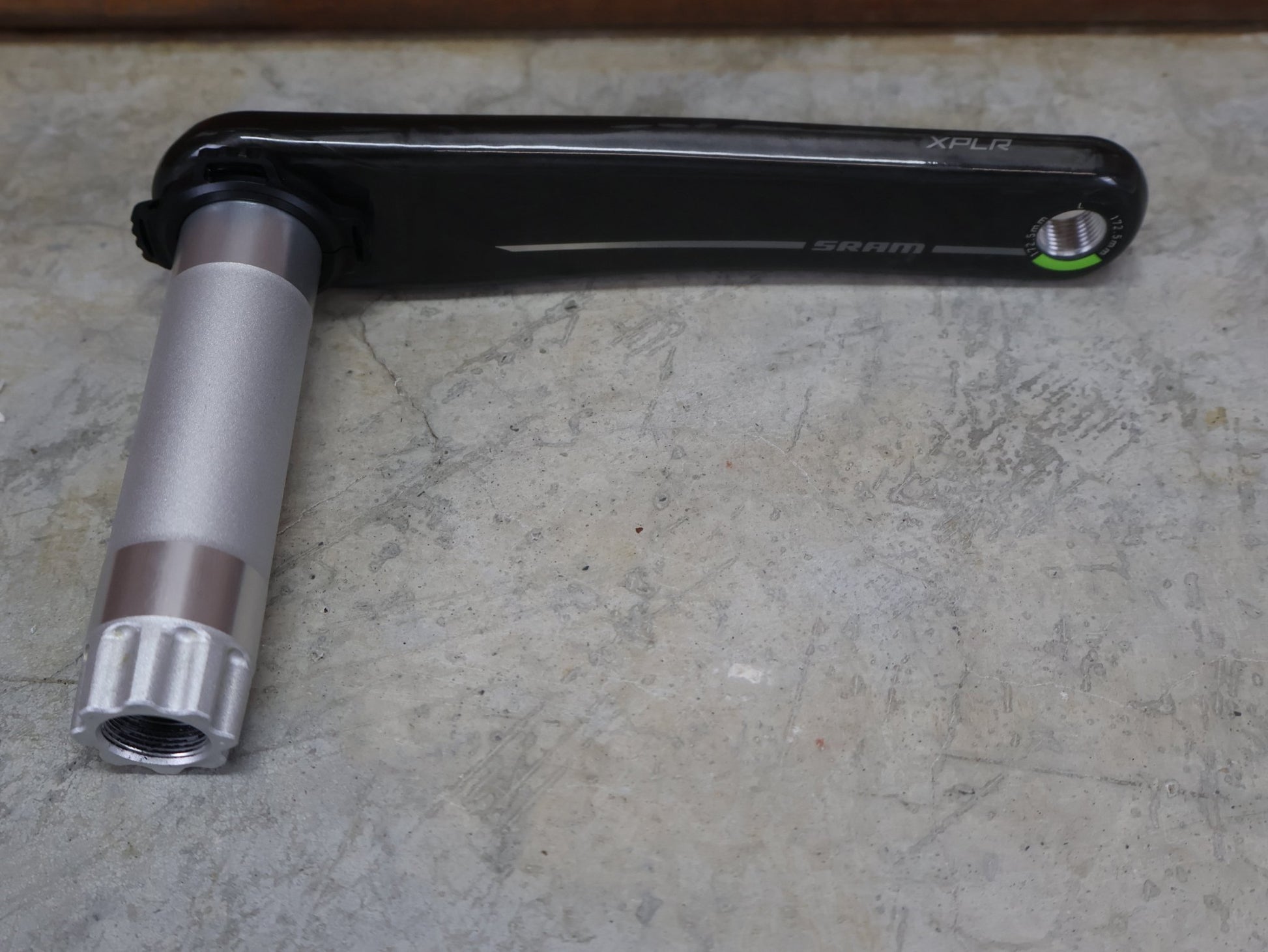 Powermeter von Sram, SRAM RED XPLR WIDE QUARQ POWERMETER KURBEL E1 / 42 ZÄHNE / 172.5MM vor USEDBIKES - OB.DE Hintergrund