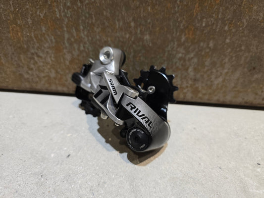 Schaltungsteile von Sram, SRAM RIVAL 1 TYPE 3.0 SCHALTWERK 11 FACH in variant_title vor USEDBIKES - OB.DE Hintergrund