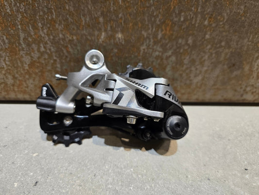 Schaltungsteile von Sram, SRAM RIVAL 1 TYPE 3.0 SCHALTWERK 11 FACH in variant_title vor USEDBIKES - OB.DE Hintergrund