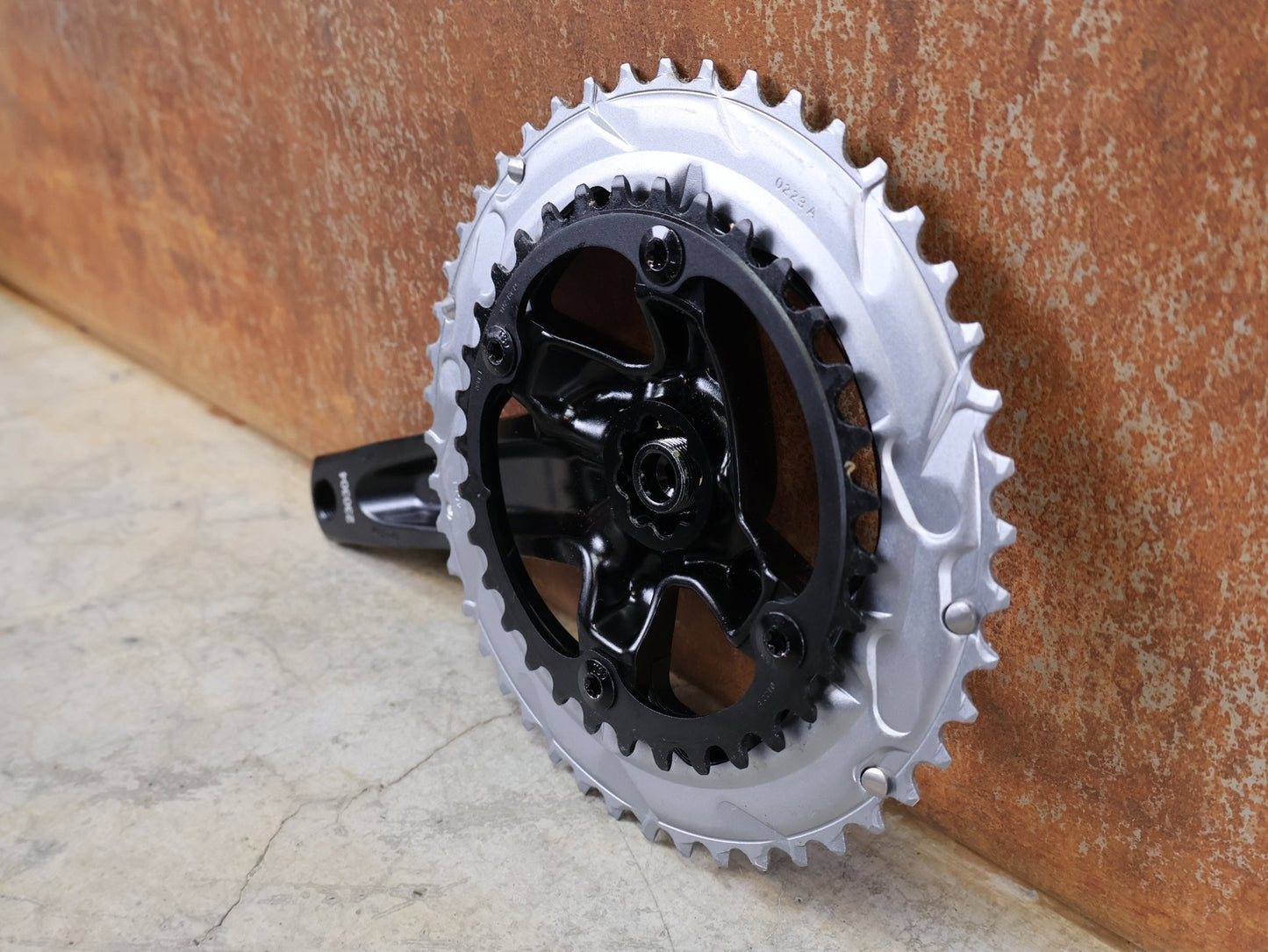 Kurbel von Sram, SRAM RIVAL AXS D1 DUB KURBELGARNITUR / 2X12 / 175 MM / 46 - 33Z / X - RANGE / SCHWARZ vor USEDBIKES - OB.DE Hintergrund