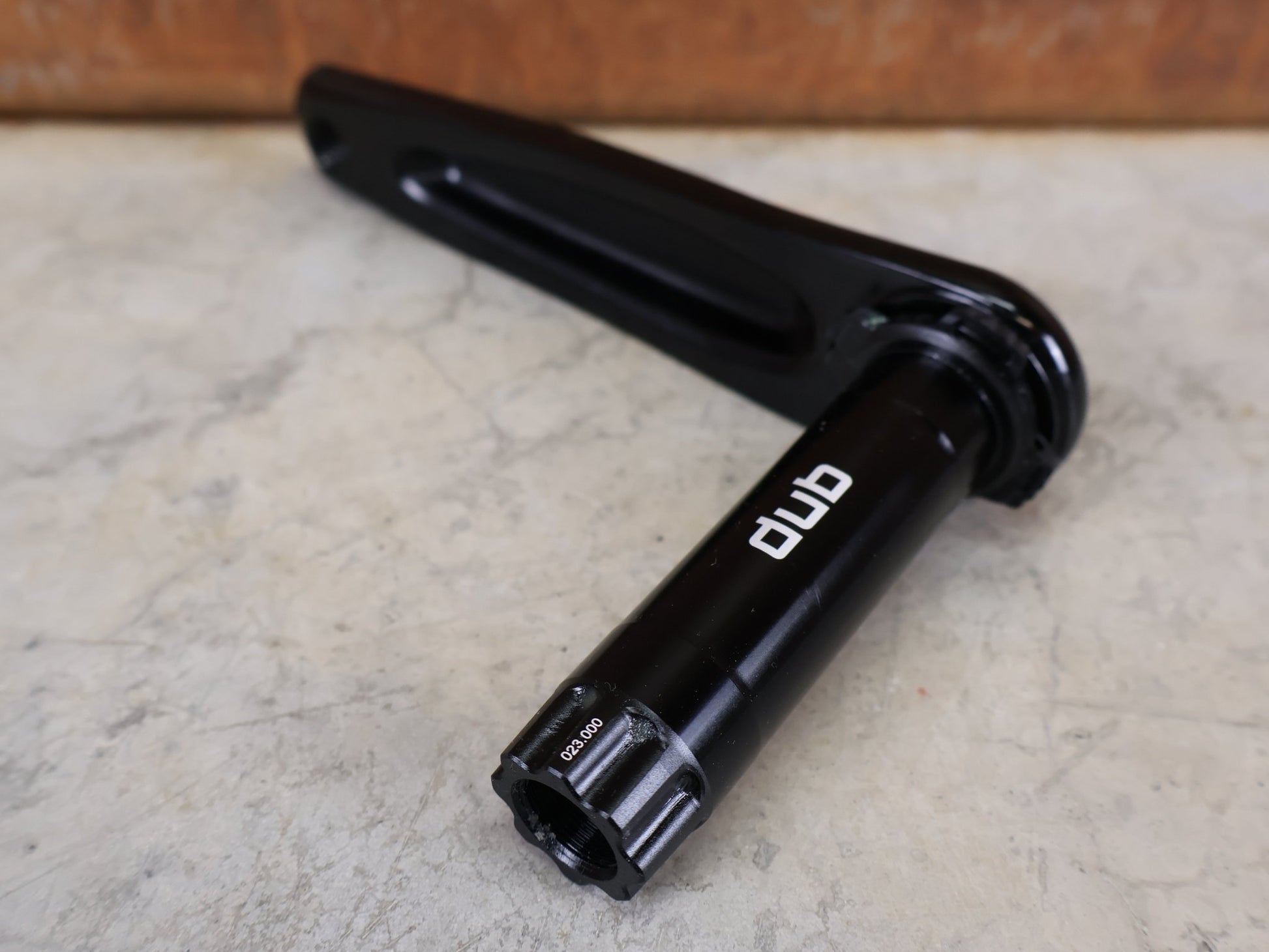 Kurbel von Sram, SRAM RIVAL AXS D1 DUB KURBELGARNITUR / 2X12 / 175 MM / 46 - 33Z / X - RANGE / SCHWARZ vor USEDBIKES - OB.DE Hintergrund
