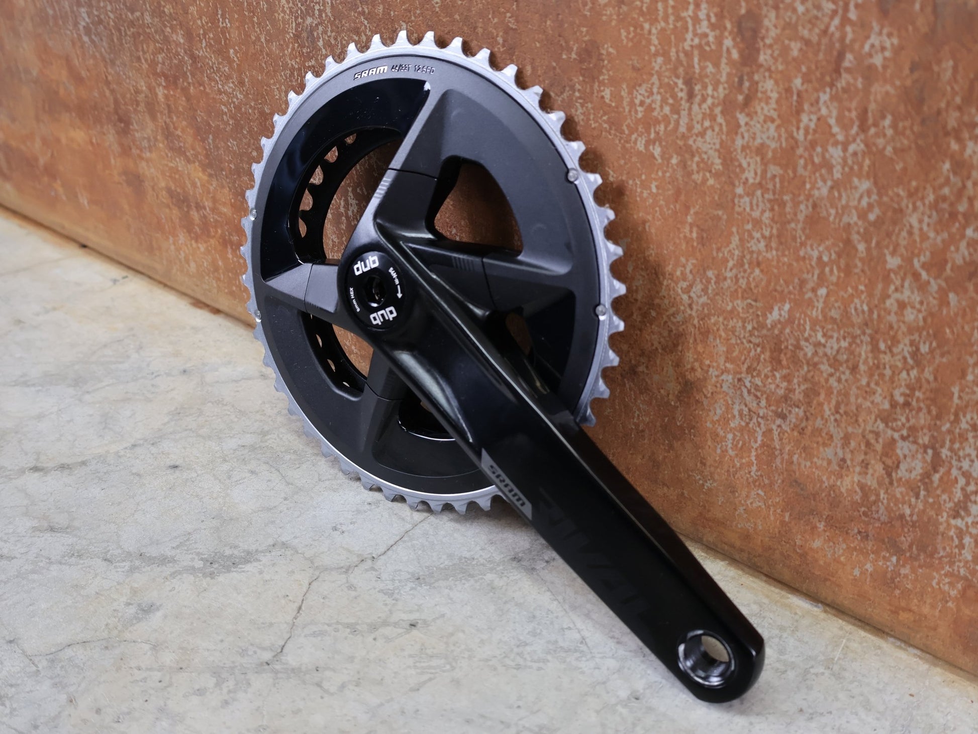 Kurbel von Sram, SRAM RIVAL AXS D1 DUB KURBELGARNITUR / 2X12 / 175 MM / 46 - 33Z / X - RANGE / SCHWARZ vor USEDBIKES - OB.DE Hintergrund