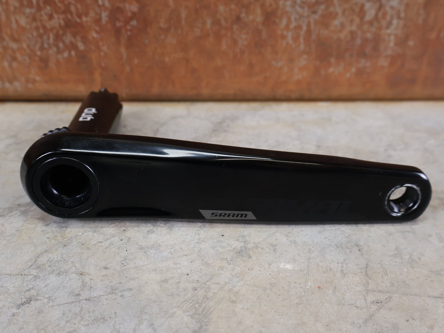 Kurbel von Sram, SRAM RIVAL AXS D1 DUB KURBELGARNITUR / 2X12 / 175 MM / 46 - 33Z / X - RANGE / SCHWARZ vor USEDBIKES - OB.DE Hintergrund