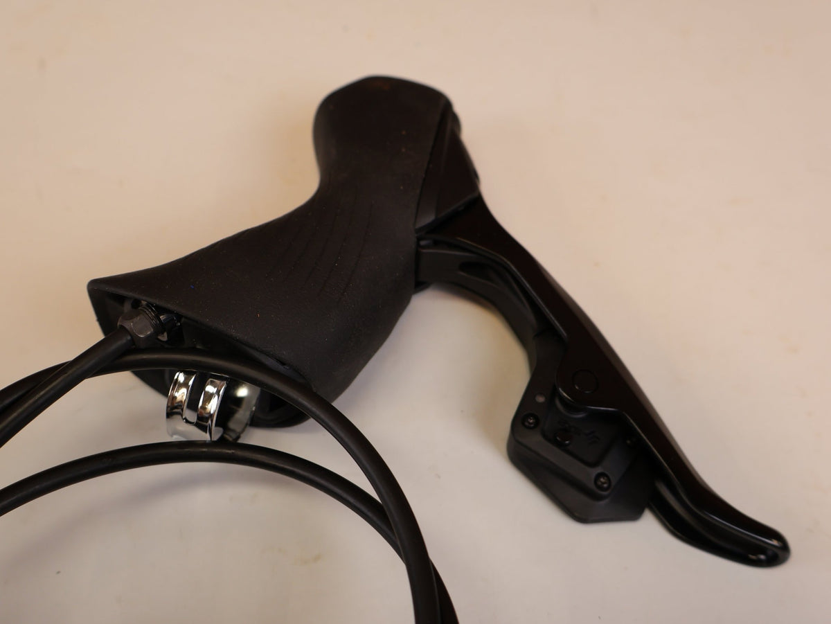 Brems-/ Schalthebel von Sram, SRAM RIVAL AXS D1 SCHEIBENBREMSE SET / FLATMOUNT vor USEDBIKES-OB.DE Hintergrund