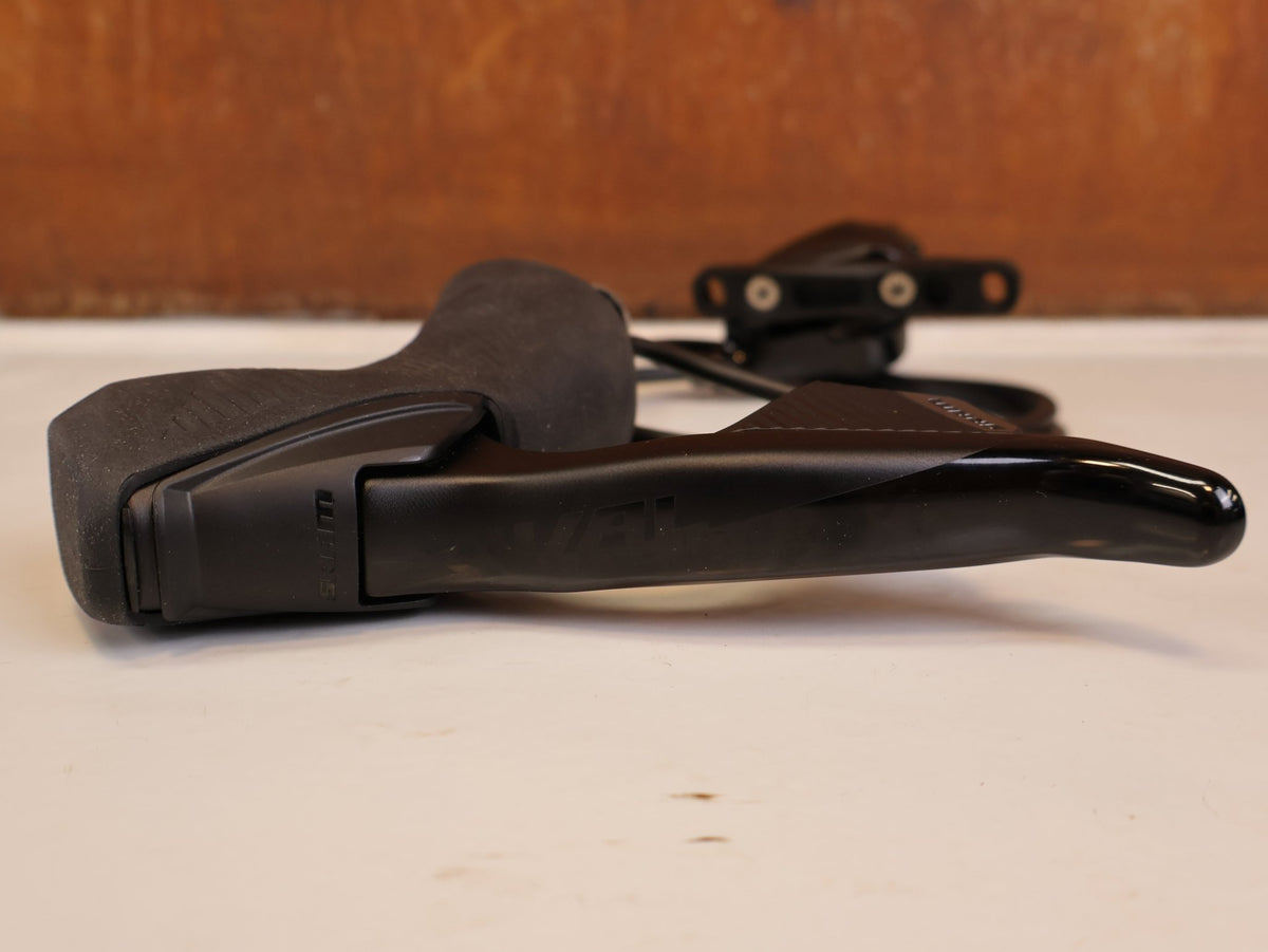 Brems-/ Schalthebel von Sram, SRAM RIVAL AXS D1 SCHEIBENBREMSE SET / FLATMOUNT vor USEDBIKES-OB.DE Hintergrund