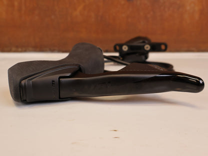 Brems-/ Schalthebel von Sram, SRAM RIVAL AXS D1 SCHEIBENBREMSE SET / FLATMOUNT vor USEDBIKES-OB.DE Hintergrund