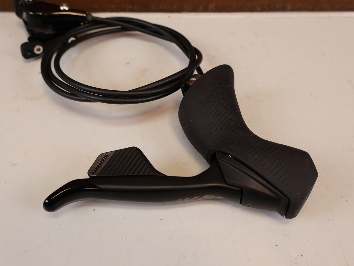 Brems-/ Schalthebel von Sram, SRAM RIVAL AXS D1 SCHEIBENBREMSE SET / FLATMOUNT vor USEDBIKES-OB.DE Hintergrund