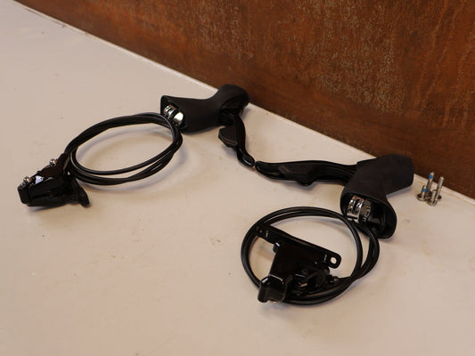 Brems-/ Schalthebel von Sram, SRAM RIVAL AXS D1 SCHEIBENBREMSE SET / FLATMOUNT vor USEDBIKES-OB.DE Hintergrund