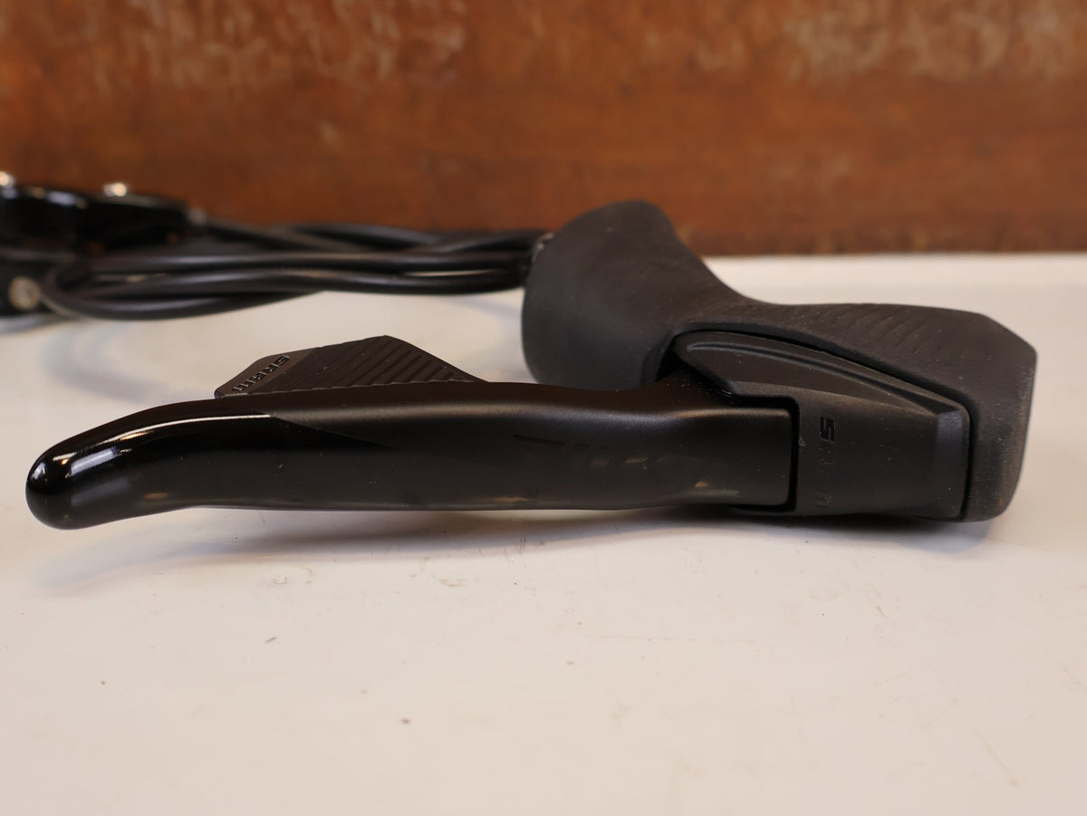 Brems-/ Schalthebel von Sram, SRAM RIVAL AXS D1 SCHEIBENBREMSE SET / FLATMOUNT vor USEDBIKES-OB.DE Hintergrund