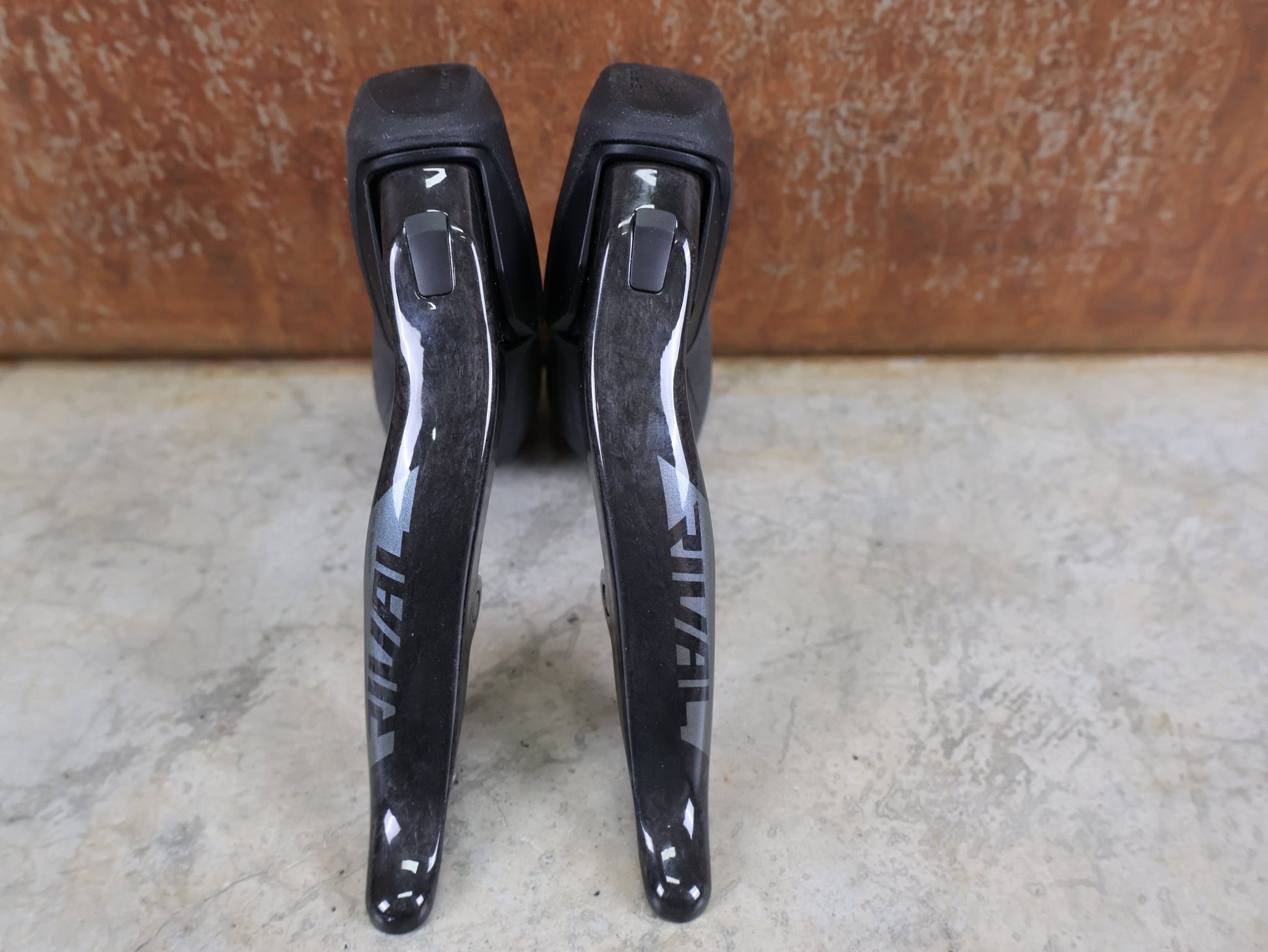 Brems - / Schalthebel von Sram, SRAM RIVAL AXS E1 SCHALT - BREMSHEBEL SET / 12 - FACH / DISC / FLAT MOUNT / INKL. ADAPTER vor USEDBIKES - OB.DE Hintergrund