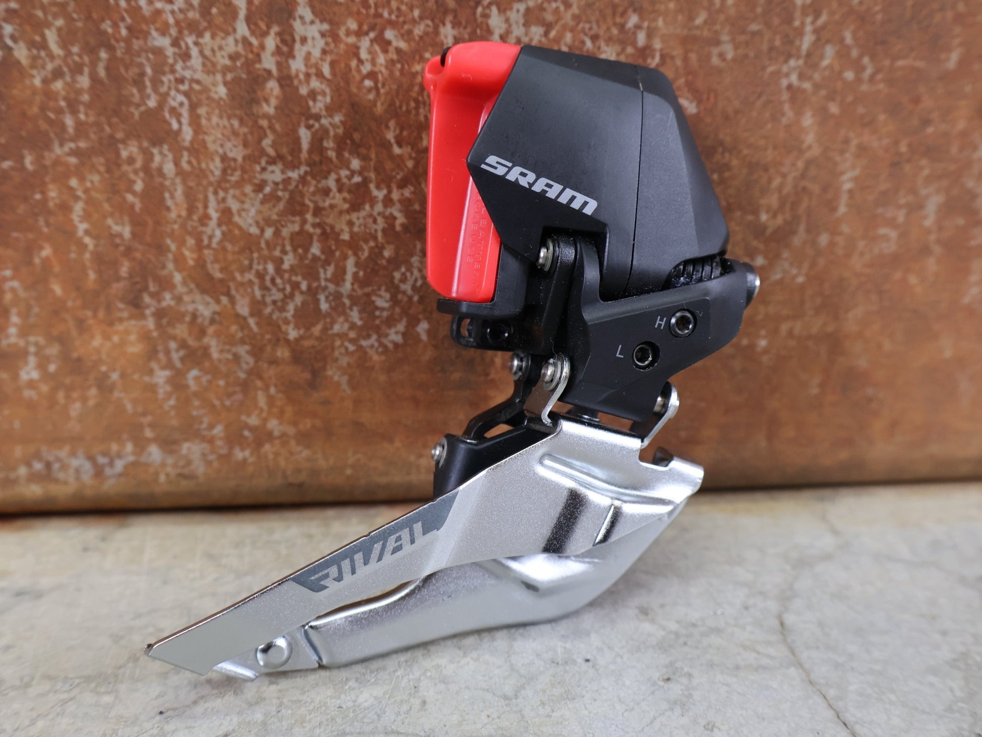 Schaltungsteile von Sram, SRAM RIVAL AXS E1 UMWERFER / 2X12 - FACH / ROAD / ANLÖT / BRAZE - ON vor USEDBIKES - OB.DE Hintergrund