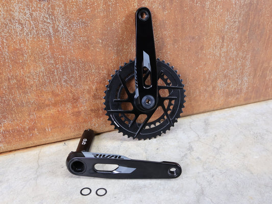 Kurbel von Sram, SRAM RIVAL DUB ROAD KURBEL E1 / 2X12 - FACH / 48 - 35 ZÄHNE / 175 MM / 789G vor USEDBIKES - OB.DE Hintergrund